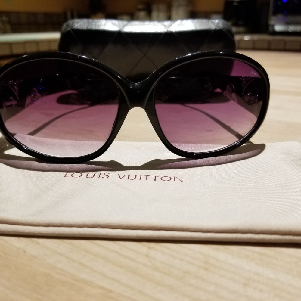 Louis Vuitton Iris Sunglasses - Picture 2 of 6